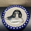 Talerz deserowy z psem Cavalier King Charles Spaniel ceramika Bolesławiec - obrazek 2