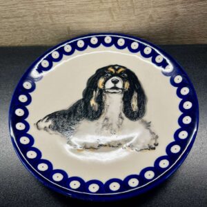 Talerz deserowy z psem Cavalier King Charles Spaniel ceramika Bolesławiec