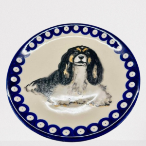 Talerz deserowy z psem Cavalier King Charles Spaniel ceramika Bolesławiec