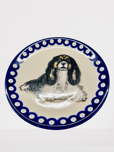 Talerz deserowy z psem Cavalier King Charles Spaniel ceramika Bolesławiec