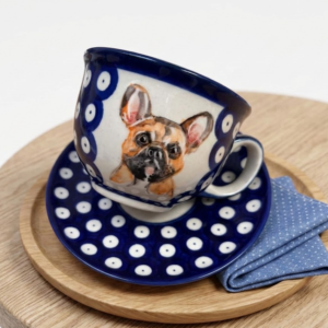 Filiżanka Bolesławiec 250 ml ze spodkiem – Buldog Francuski płowy ręcznie malowana – Art Line